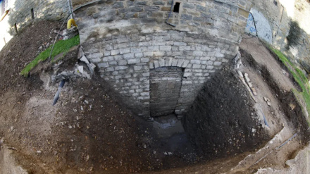 Puerta de los Canónigos’ enterrada en la parte trasera de la Catedral de Pamplona