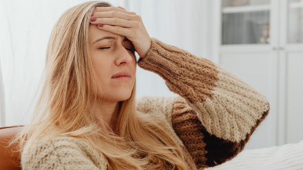 Mujer con dolor de cabeza, foto de archivo