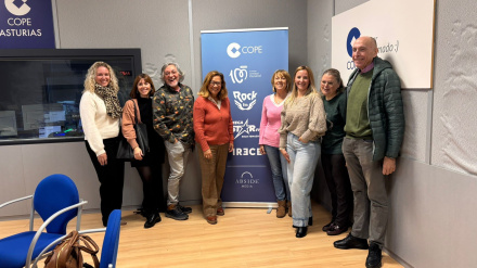 Integrantes de los coros de los centros sociales de Oviedo, en COPE