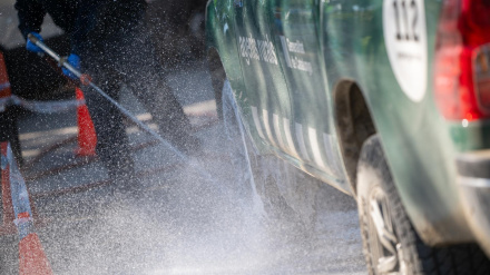 Efectivos de la UME en la zona en cuarentena por la Peste Porcina Africana en Torrefarrussa