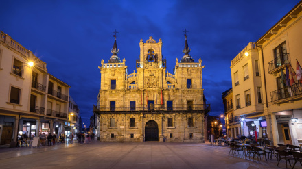 Edificio del Ayuntamiento de Astorga situado en la Plaza España al anochecer