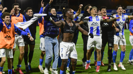 Los jugadores del Atlético Baleares celebran la clasificación tras ganar al Espanyol