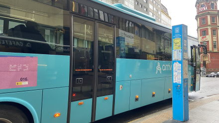 Bus metropolitano en una parada de A Palloza (A Coruña)