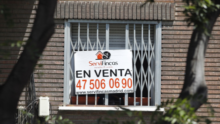 Cartel de 'En venta' en la ventana de un piso en Madrid