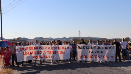 Imagen de archivo de una protesta vecinal en Almendricos en demanda de obras en la carretera del pueblo