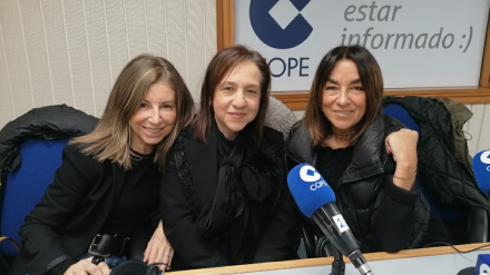 Isabel Estevan, Nuria Espasandín y Mabel Sanesteban en los estudios de COPE Ferrol