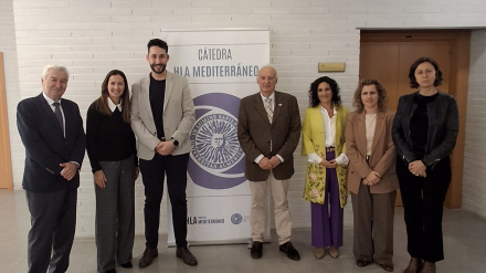 Foto de familia de las autoridades y premiados del I Premio Cátedra HLA Mediterráneo UAL