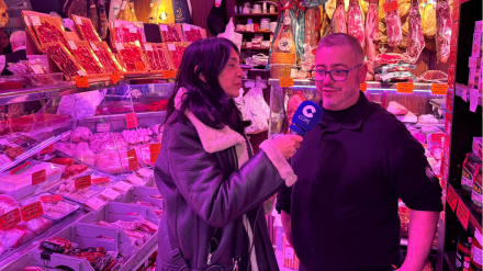 Raúl, carnicero, con Pilar Cisneros