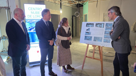 El alcalde y el consejero de Transformación Digital atienden las explicaciones de los técnicos en la presentación del Centro Nube, durante una visita a las obras