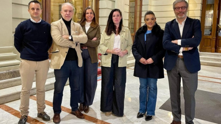 Rocío de Meer con compañeros de VOX Asturias