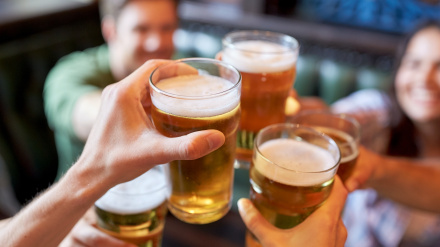 Amigos brindando con cerveza