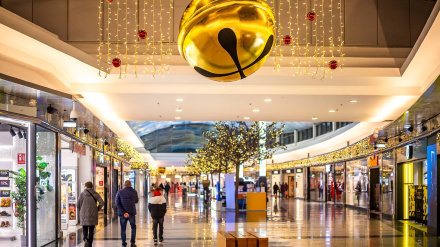 Gente haciendo compras navideñas en Parque Principado