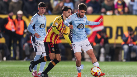 Sergio Carreira y Ángel Arcos en una acción del duelo del Celta ante el Sant Andreu