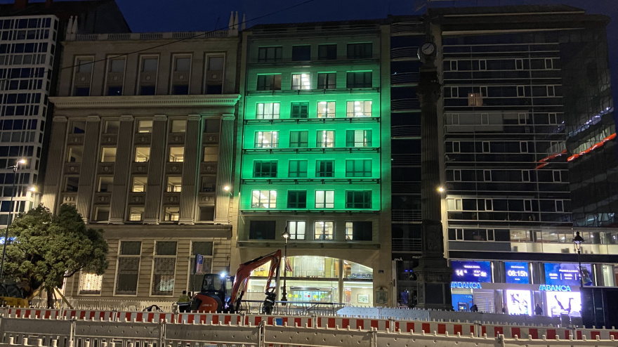 La propia sede de la ONCE en A Coruña está llena de barreras por las obras de los Cantones