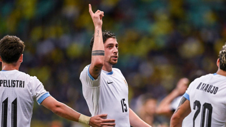 Federico Valverde de Uruguay celebra tras anotar un gol (0-1) durante el partido de clasificación para la Copa del Mundo entre Brasil y Uruguay en el Estadio Fonte Nova Arena