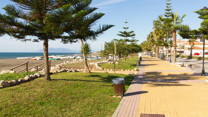 La playa y el paseo marítimo de la ciudad española de Benajarafe en la Costa del Sol