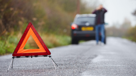 Avería de vehículo, accidente, emergencia, triángulo de advertencia, averías de vehículos, accidentes, emergencias, triángulos de advertencia