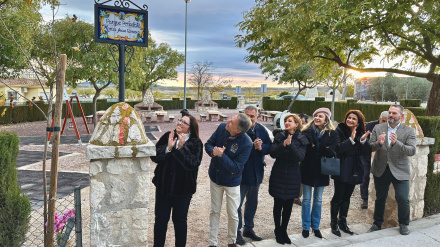 La periodista Marisa Arcas descubre la placa ante el alcalde y otras autoridades municipales