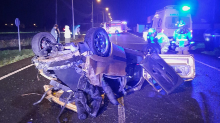 El vehículo acabó con las cuatro ruedas en el aire