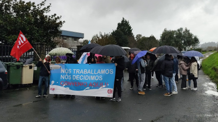 Varios de los trabajadores a las puertas de la planta de Andrade