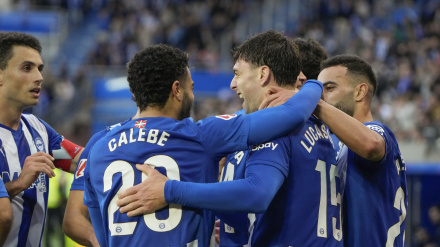 Lucas Boyé celebra con sus compañeros el gol del Alavés ante la Real Sociedad