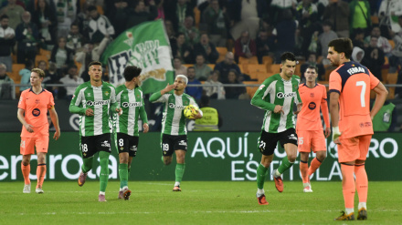 Cucho Hernández celebra el 3-5 del Betis contra el Barcelona