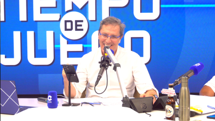 El director de Tiempo de Juego Paco González no aguanta la risa al escuchar el villancico del Grupo Risa sobre el cabreo de Pedro Martín por los arbitrajes