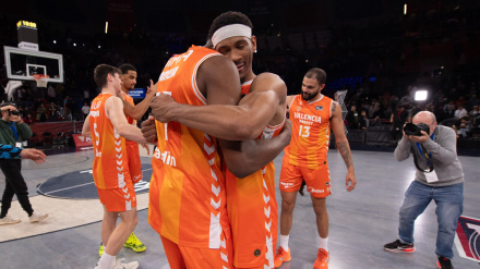 Sima abraza a Taylor, el gran héroe en Vitoria