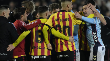 Los jugadores del Sant Andreu y del Celta tras el partido de Copa del Rey
