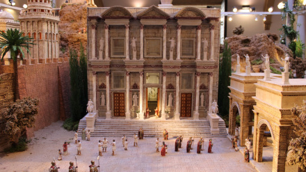 Una de las nuevas maquetas del belén de Lorca, que reproduce el exterior de la  biblioteca de Celso