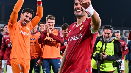 La plantilla grana festeja el triunfo con su afición