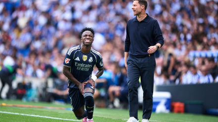 El entrenador del Real Madrid CF, Xabi Alonso, y Vinicius Junior