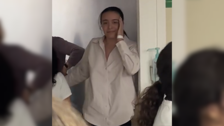 Judit, emocionada a su salida del hospital de Bellvitge