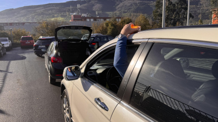 Un conductor coloca una baliza de emergencias. La obligatoriedad de contar con una baliza V16 en cada vehículo desde el 1 de enero ha multiplicado las oferta de estos dispositivos