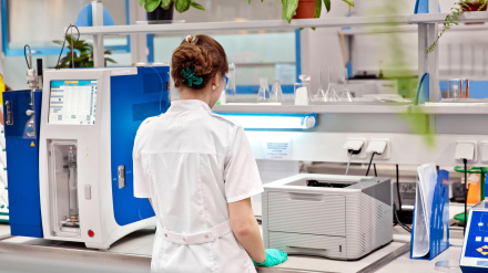 Mujer en laboratorio