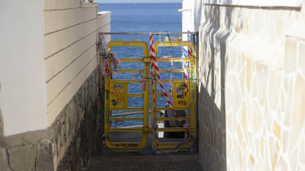 Los accesos a la piscina natural Isla Cangrejo, en Los Gigantes, donde un golpe de mar ocasionó este domingo cuatro muertos y un desaparecido, estaba precintada por el peligro del oleaje desde que el viernes el Gobierno de Canarias declaró una prealerta por fenómenos costeros adversos.