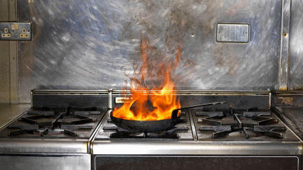 Fotografía recurso de sartén en llamas