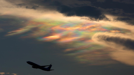 Un avión vuela sobre "nubes iridiscentes", también conocidas como nubes arcoíris, cerca del Aeropuerto Internacional de Kuala Lumpur.