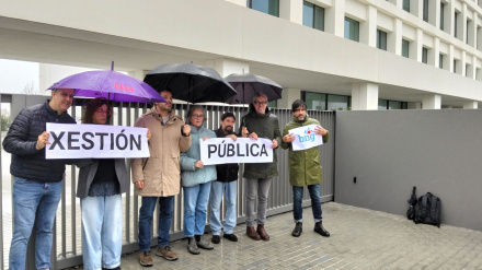 Integrantes del BNG a las puertas de la residencia de O Bertón, en Ferrol