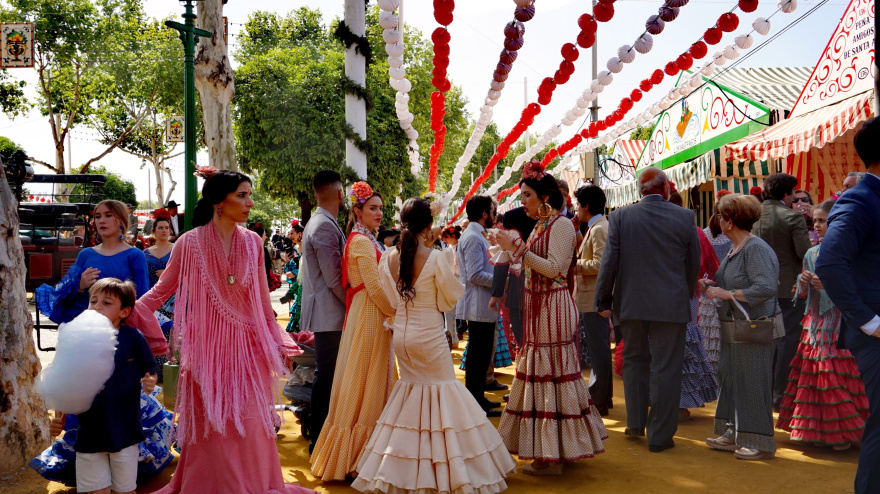 Imagen de recurso de asistentes a la Feria de Abril