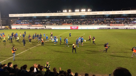 Los jugadores del Ourens CF saludan a los aficionados tras derrotar al Girona