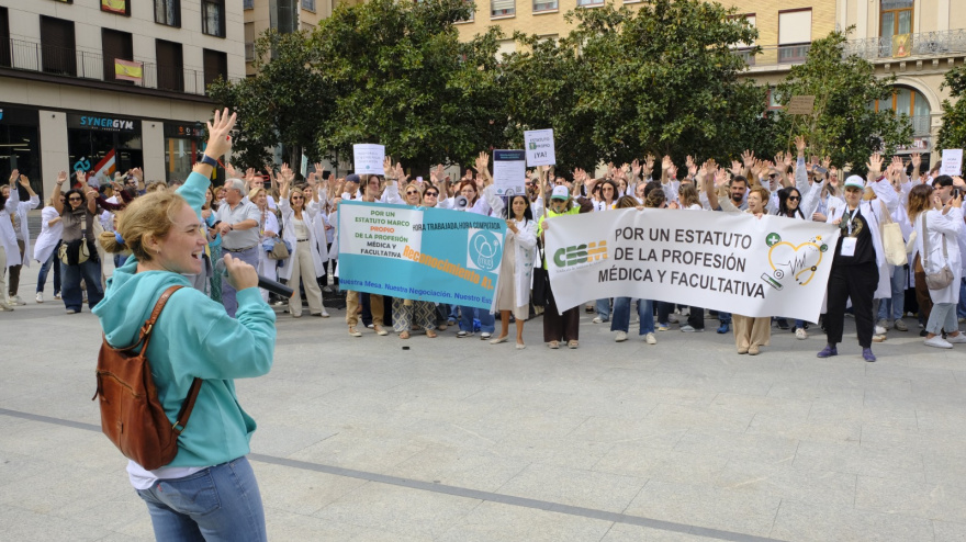 Concentración convocada por Sindicatos Médicos de Aragón en la plaza del Pilar de Zaragoza.