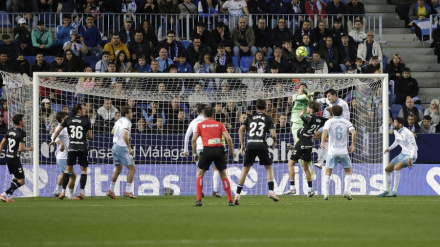 Cid Camacho, de espaldas, fue muy protestado por no ir al VAR.