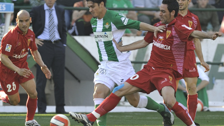 Uno de los enfrentamientos entre el Real Betis y el Real Murcia