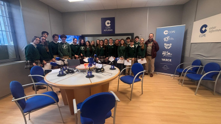 Alumnos de 3º de la ESO del colegio Santa Teresa de Jesús de Oviedo, en COPE