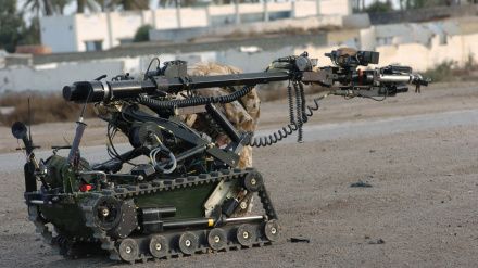 Un equipo de desactivación de explosivos de la Guardia Galesa en Irak se prepara para neutralizar una bomba situada junto a una carretera.