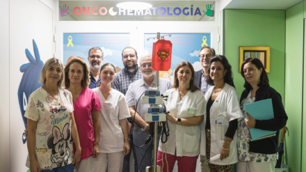 Responsables del hospital y del colegio salesiano tras la firma del acuerdo