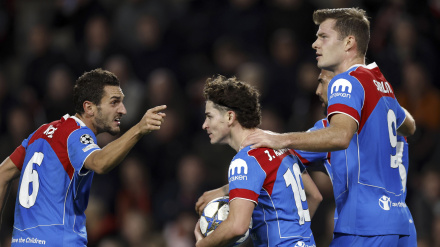Julián Álvarez coge el balón en su gol en el PSV - Atletico de Madrid