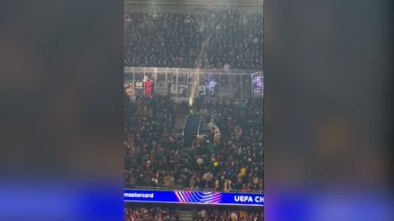Lanzamiento de un vaso grande lleno de líquido desde la grada donde se encontraban los aficionados del Eintracht de Frankfurt