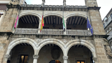 Las banderas del ayuntamiento de Plasencia, a media asta por el fallecimiento de Robe Iniesta